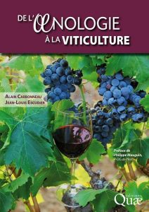 Dédicace du livre "De l'oenologie à la viticulture" sur le stand VINSEO