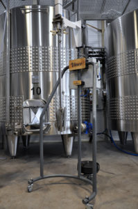Vineo est un automate qui assure le pigeage du vin vinifié en barrique (crédit photo: Engineo)