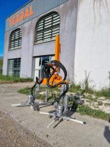 La Pailleuse-Faucheuse-Andaineur se monte à l'avant d'un tracteur interligne (crédit photo: Terral)