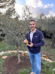 Olivier Casevecchie, spécialiste de l'analyse des bouchons devant un olivier.